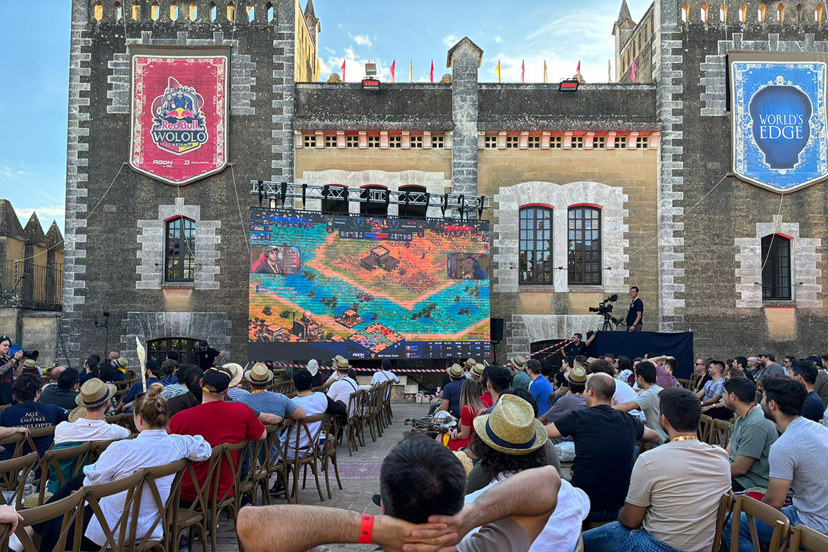 Público asistiendo a un evento corporativo de gran formato celebrado en el patio del Castillo de Almodóvar