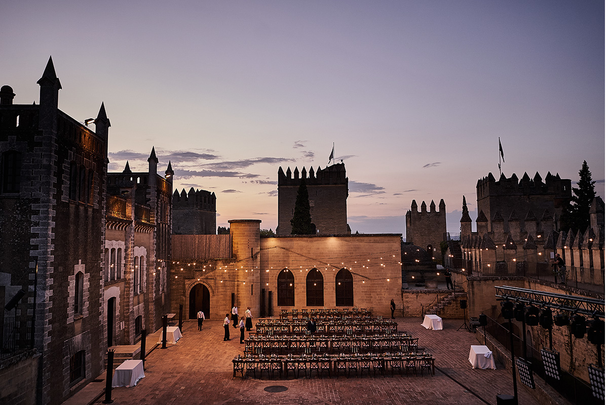 Vista aérea del Patio de Armas del Castillo de Almodóvar preparado para un banquete de boda al atardecer