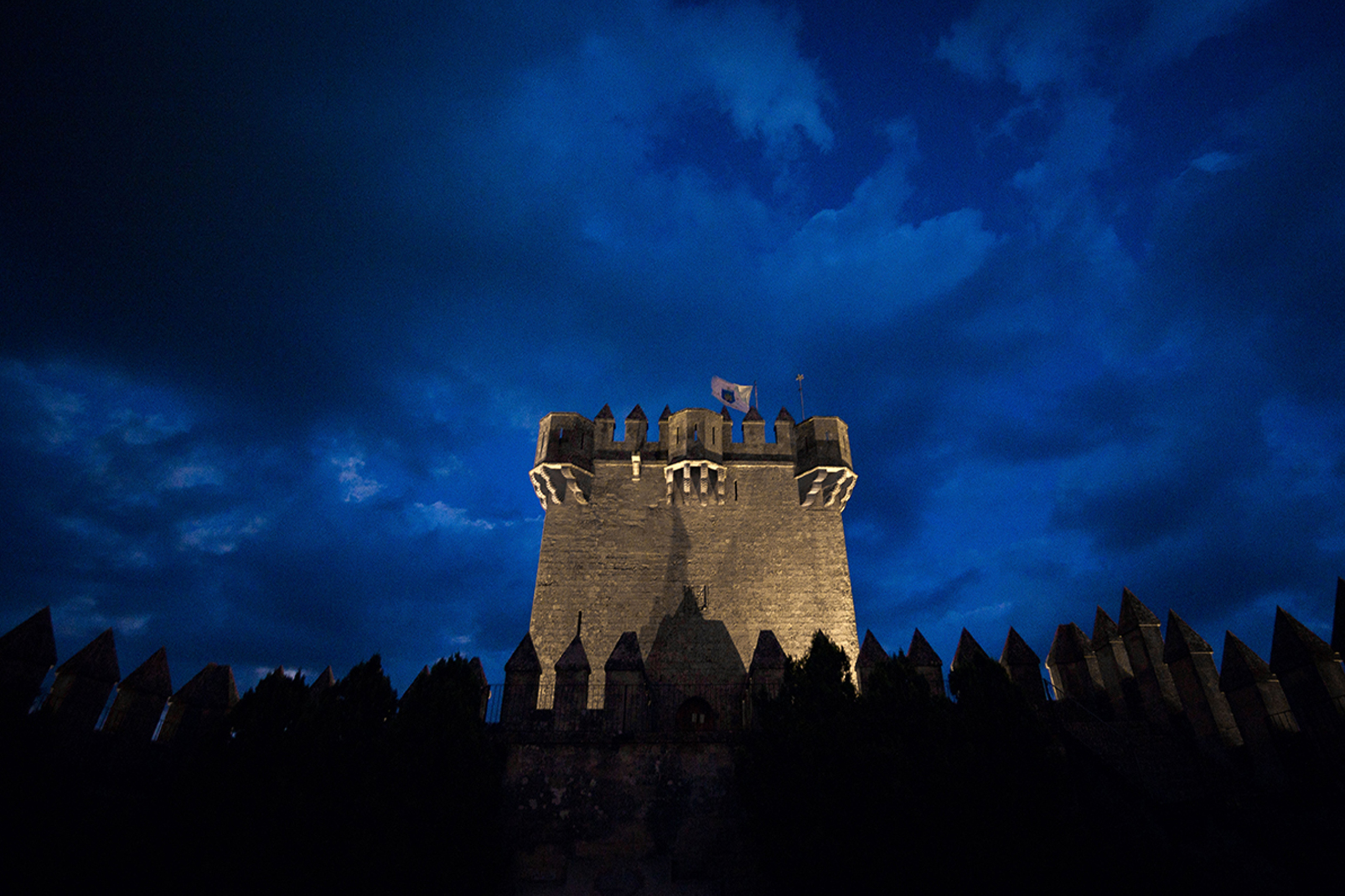 Murallas del Castillo de Almodóvar iluminadas de noche durante La Última Guardia