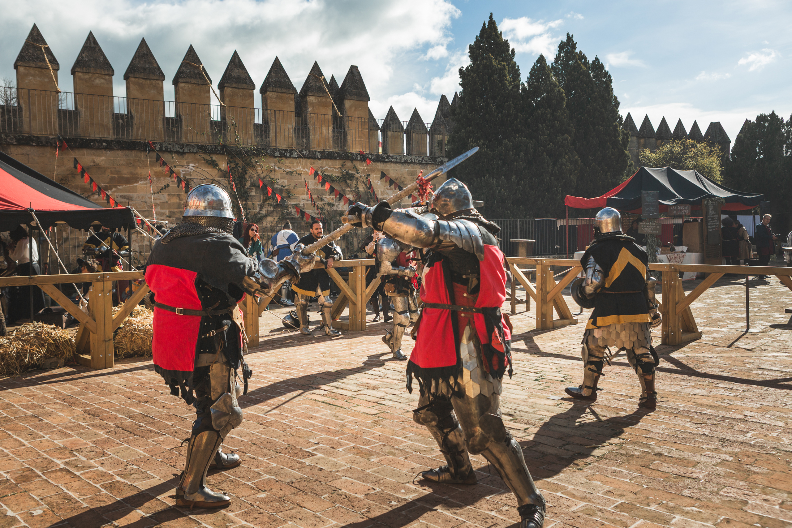 Combate medieval con armaduras del siglo XIV en la recreación histórica del Castillo de Almodóvar, Córdoba
