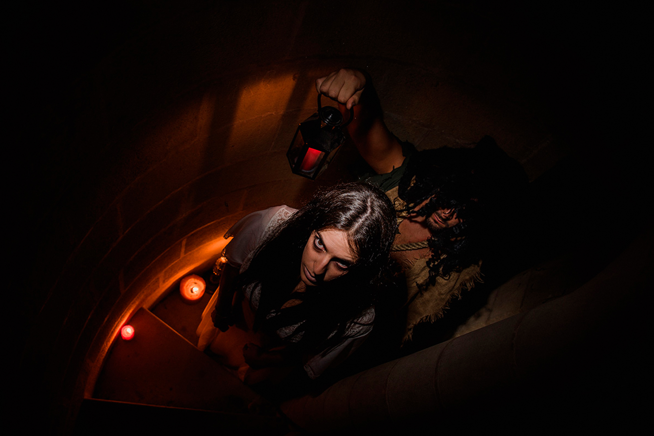 Actores de Luna Negra en la escalera de caracol de una torre del Castillo de Almodóvar, plan de Halloween en Córdoba